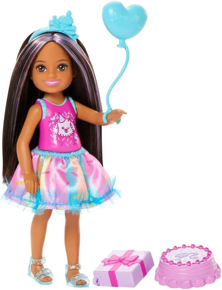 Barbie Chelsea Muñeca de Cumpleaños con Falda Azul y Accesorios de Fiesta